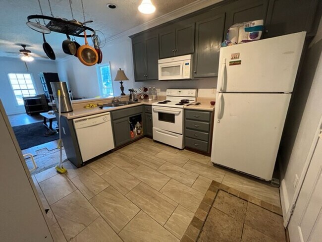 Foto del edificio - Newly updated 4 Bedroom/4 Bathroom House!