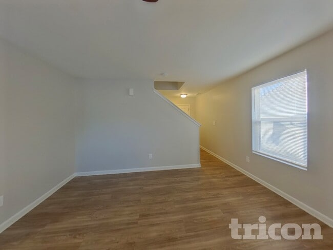 Foto del edificio - 5819 Hewitt Dr