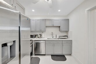 Building Photo - 1500 SW 6th Ave