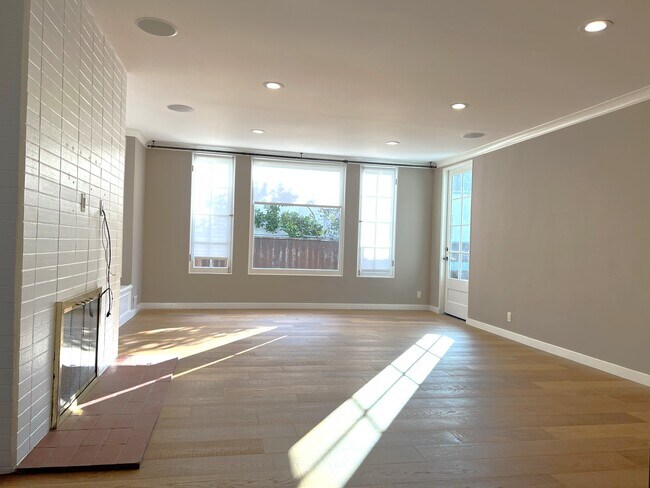 Sala de estar amplia y luminosa con pisos de madera nuevos. - 803 Schumacher Dr