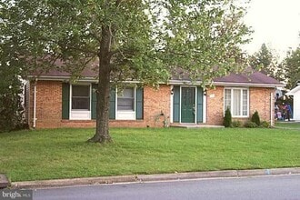 Building Photo - 1102 E Holly Ave