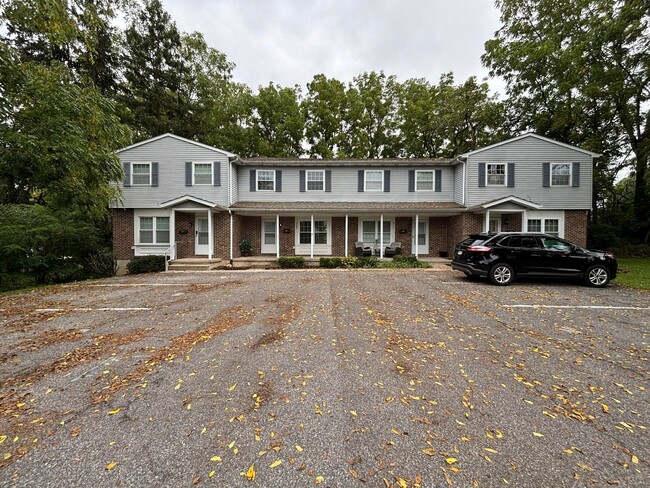 Building Photo - 3 bedrooms, 1.5 baths, full basement, plus...