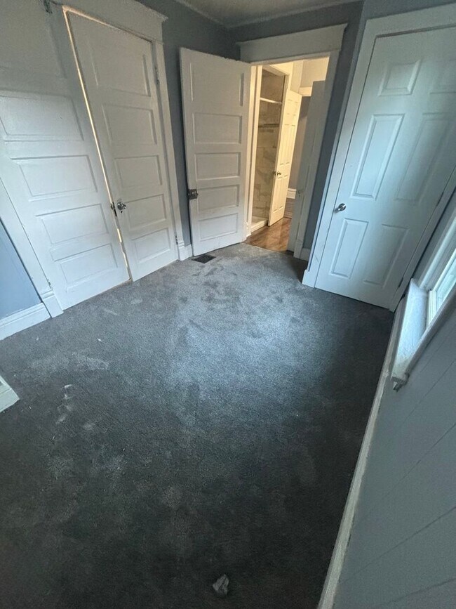Foto del edificio - Large 4 bedroom 2 bathroom House
