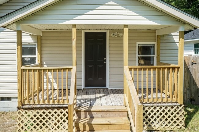 Building Photo - Two Bedroom Home!