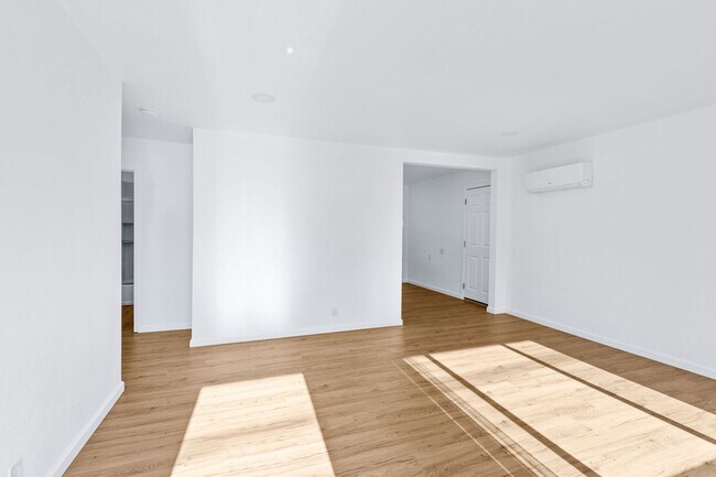 Building Photo - Renovated 2 bed 1 bath Westwood Home w/ ga...