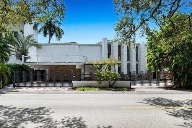 Building Photo - 2120 S Bayshore Dr