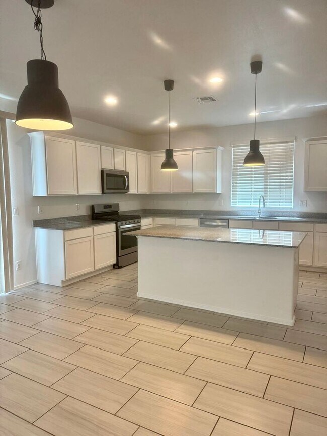 Foto del edificio - Exquisite 4 bd/2.5 bath home in Albany Village