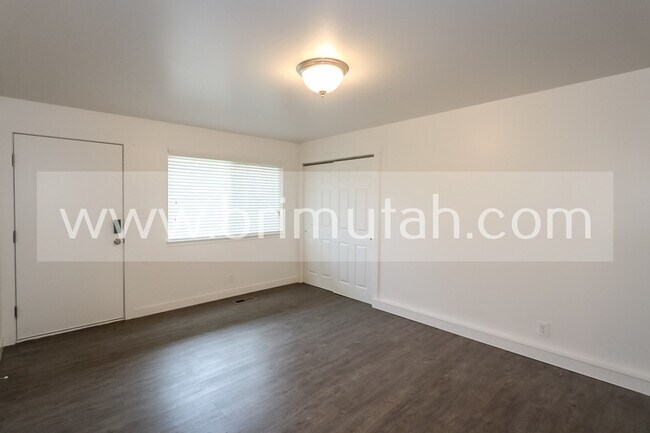 Foto del edificio - 5 W 300 N