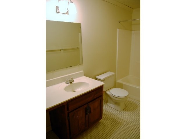 Unit - Bathroom - Regency Village Apartments