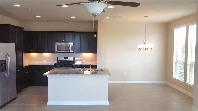 Foto del edificio - 13800 Lyndhurst St