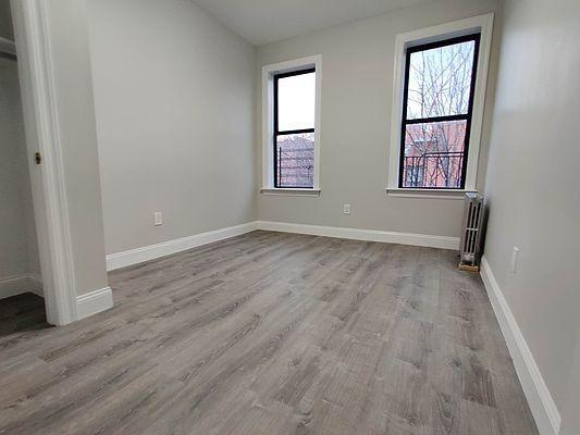 Foto del edificio - 3 bedroom in BRONX NY 10459