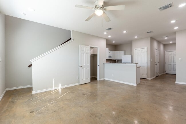 Building Photo - 6934 Crestway Dr