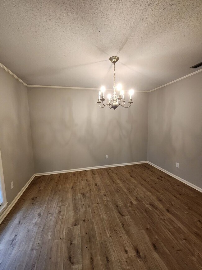 Foto del edificio - Spacious & Inviting 4-Bedroom Brick Home with Fenced Backyard in Valdosta!