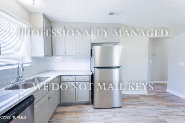 Building Photo - 413 Sanders Dr