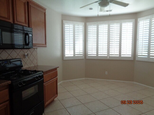 Foto del edificio - Beautiful One Story Offering 1559 sq. ft. ...
