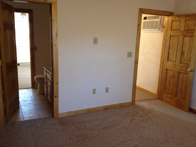 Building Photo - 1095 Lakeshore Dr