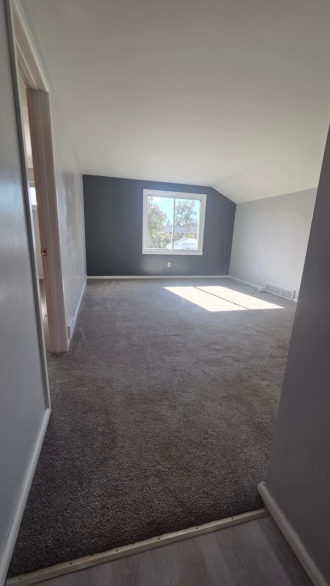 Building Photo - 247 School St