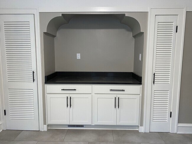 Kitchen Nook - 2179 S 83rd St