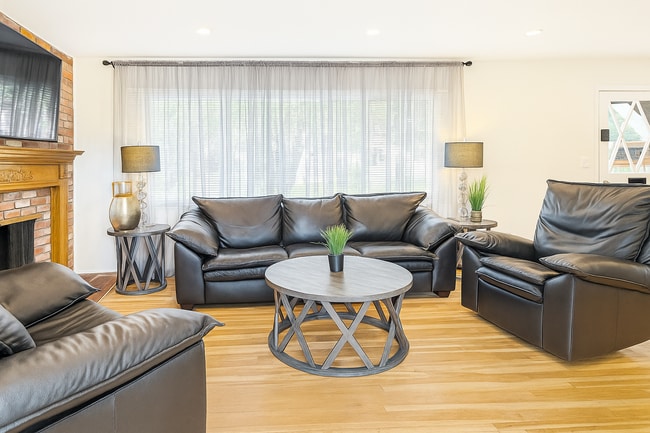 Sala de estar con chimenea - 16420 Minnehaha St