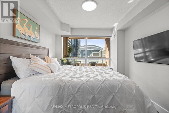 Building Photo - 250 Wellington St W