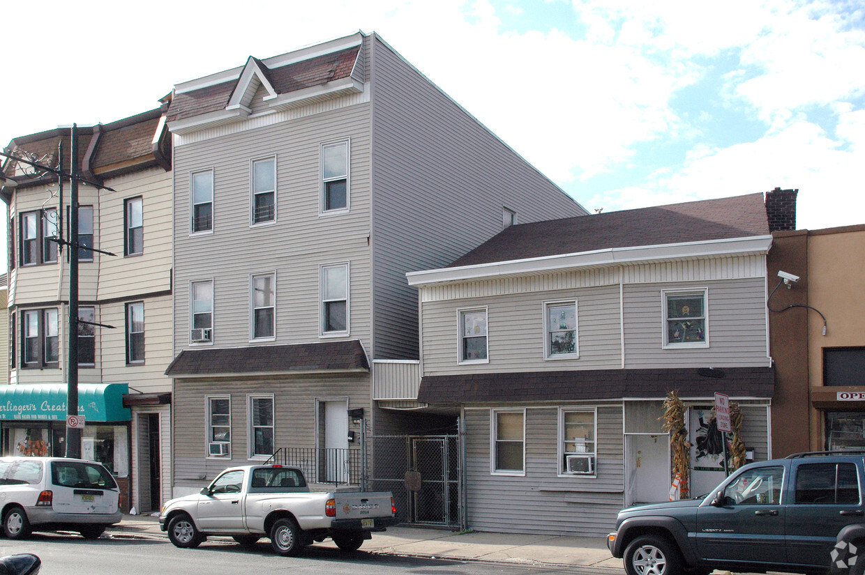 Building Photo - 604-606 Main St