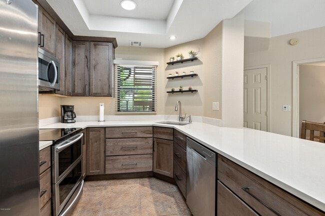 Building Photo - 6655 N Canyon Crest Dr