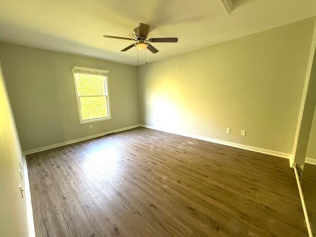 Building Photo - Townhome