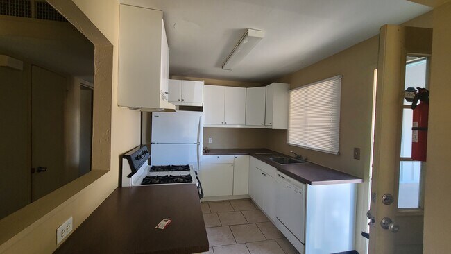 Building Photo - 450 W University Dr
