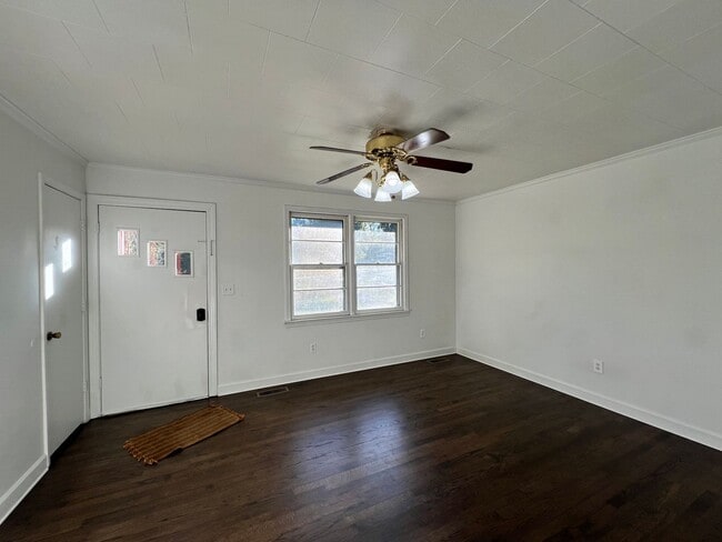 Building Photo - 3 Bed, 1 Bath, Brick Ranch with Attached Carport