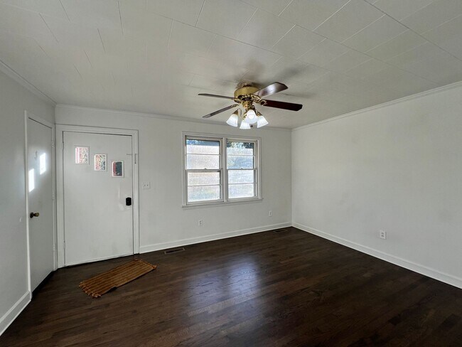 Foto del edificio - 3 Bed, 1 Bath, Brick Ranch with Attached Carport