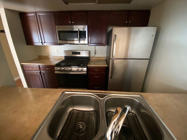Building Photo - Great 2 Bed 1.5 Bath Condo Near Downtown S...