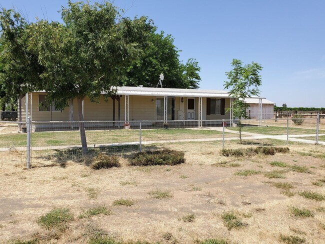 Building Photo - Country Home & Horse Property!