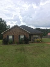 Building Photo - 1800 Henderson Hwy