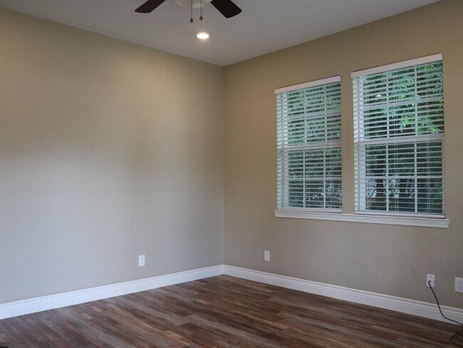 Building Photo - 1306 S Austin St