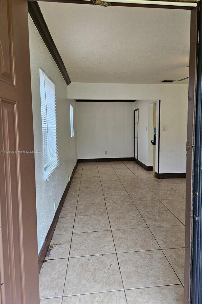 Foto del edificio - 3911 SW 27th St