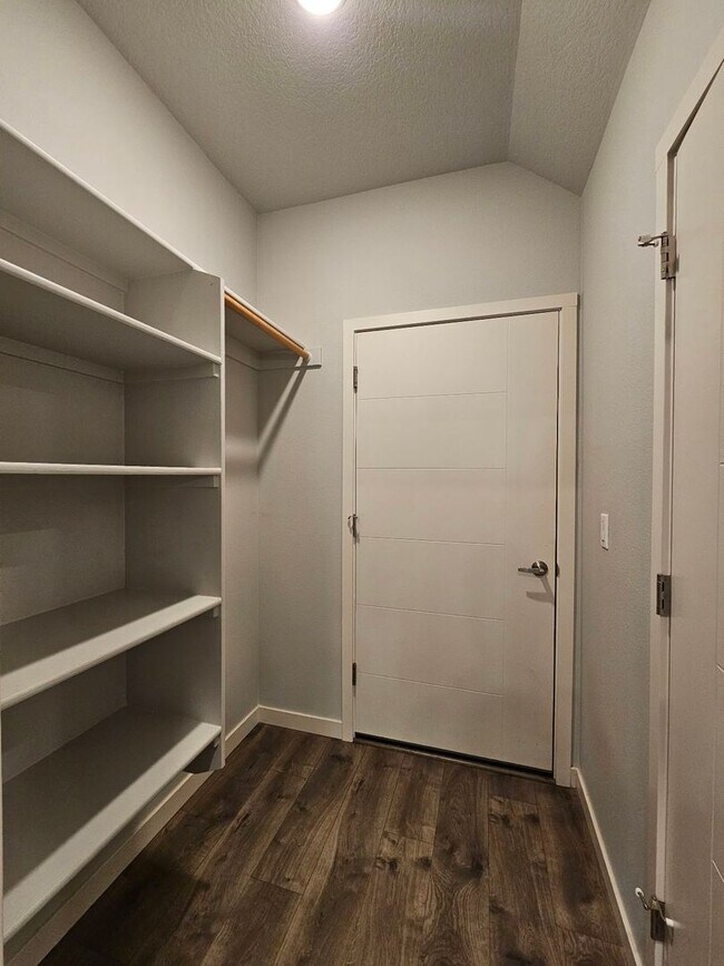 Building Photo - Newer Gorgeous 4 bedroom 2.5 bathroom 2 ca...