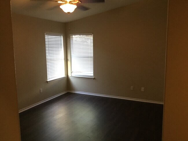 Foto del edificio - 1504 Kenwood Ct NW