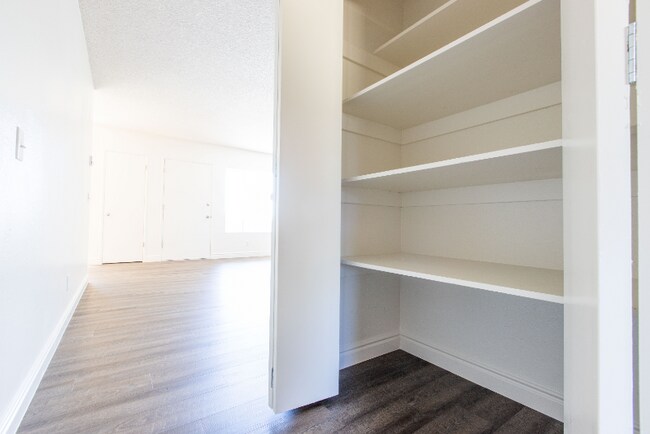 Building Photo - 1110 Meadow Lake Dr
