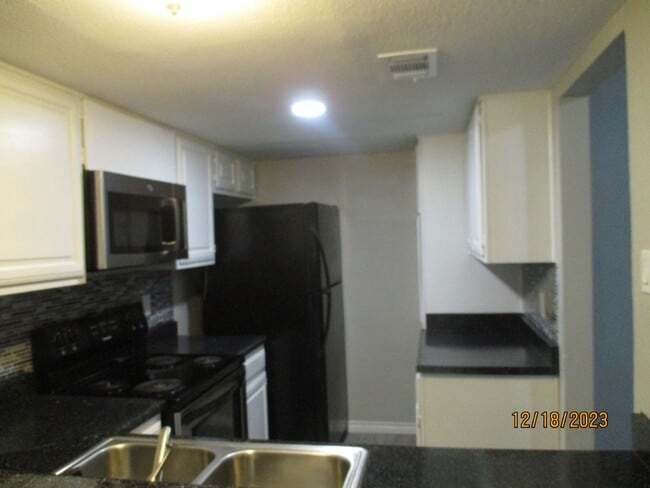 Building Photo - 2111 Park Willow Ln #C