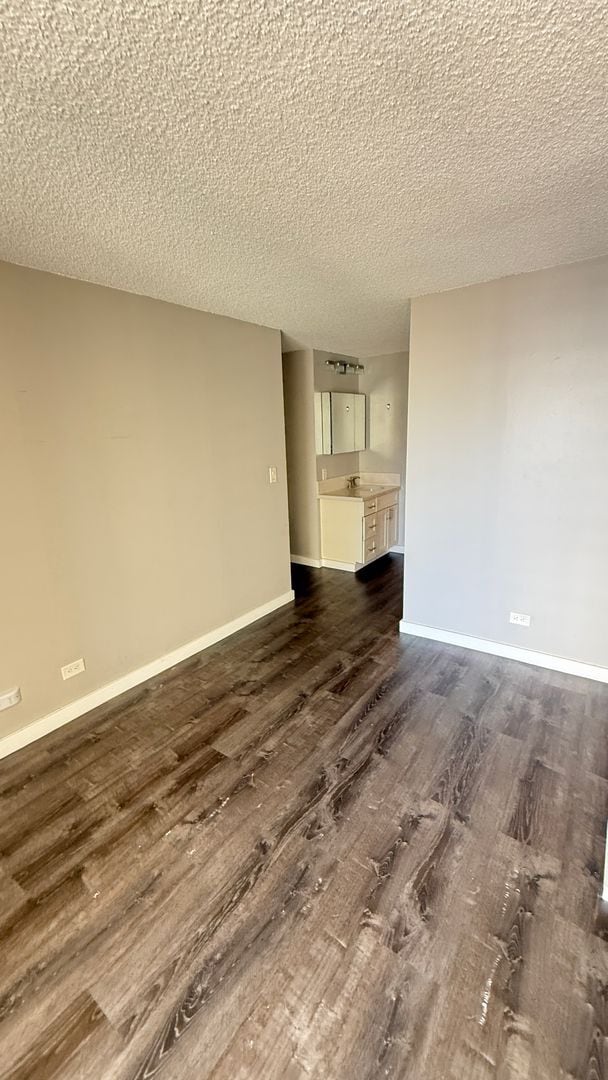 Building Photo - Modern 2-Bedroom Unit with Large Lanai – Prime Waikiki Location