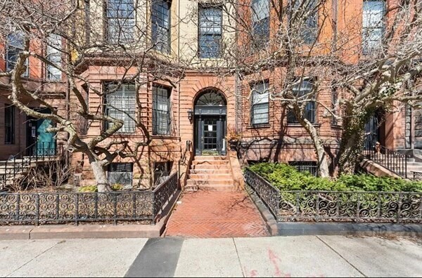 Foto del edificio - 231 Commonwealth Ave