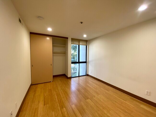 Dormitorio - 222 S Central Ave