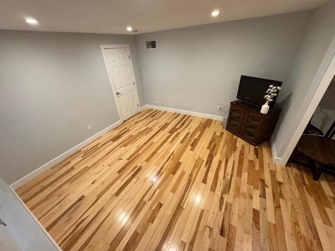 Photo - 4816 Bond St (Oakland, CA)
