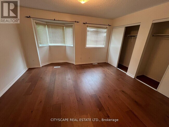 Photo du bâtiment - 5255-5255 Guildwood Way