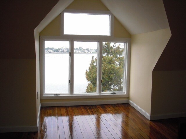 Dormitorio principal que ocupa toda la tercera planta. - 101 Hampton Cir