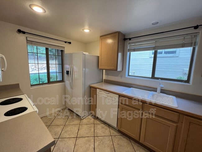 Building Photo - 6164 E Mountain Oaks Dr