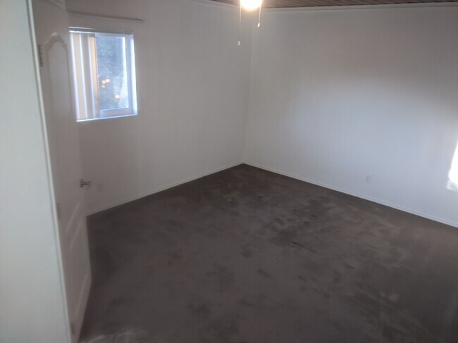 Master Bed - 2860 W Williams St