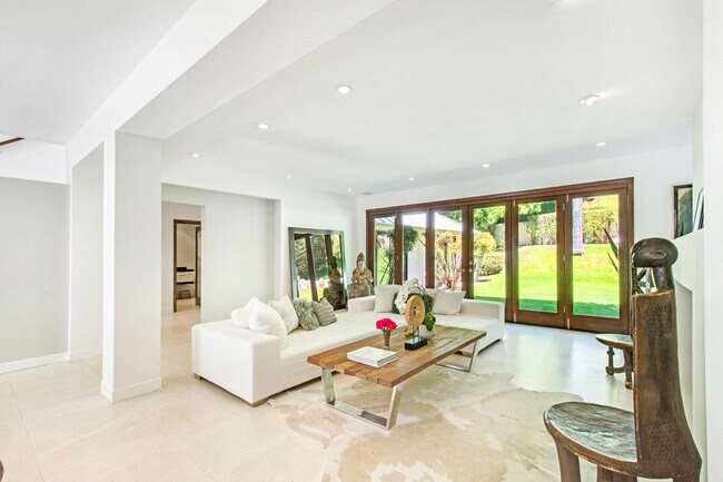 Living room - 1290 San Ysidro Dr