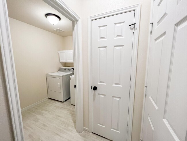 Foto del edificio - 13106 Lucy Grove Ln