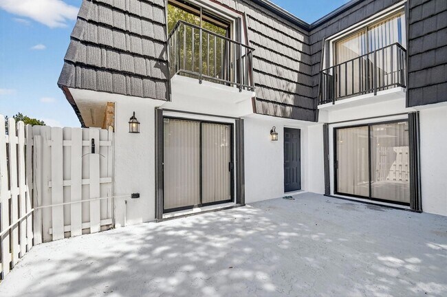 Foto del edificio - 320 Woodland Rd